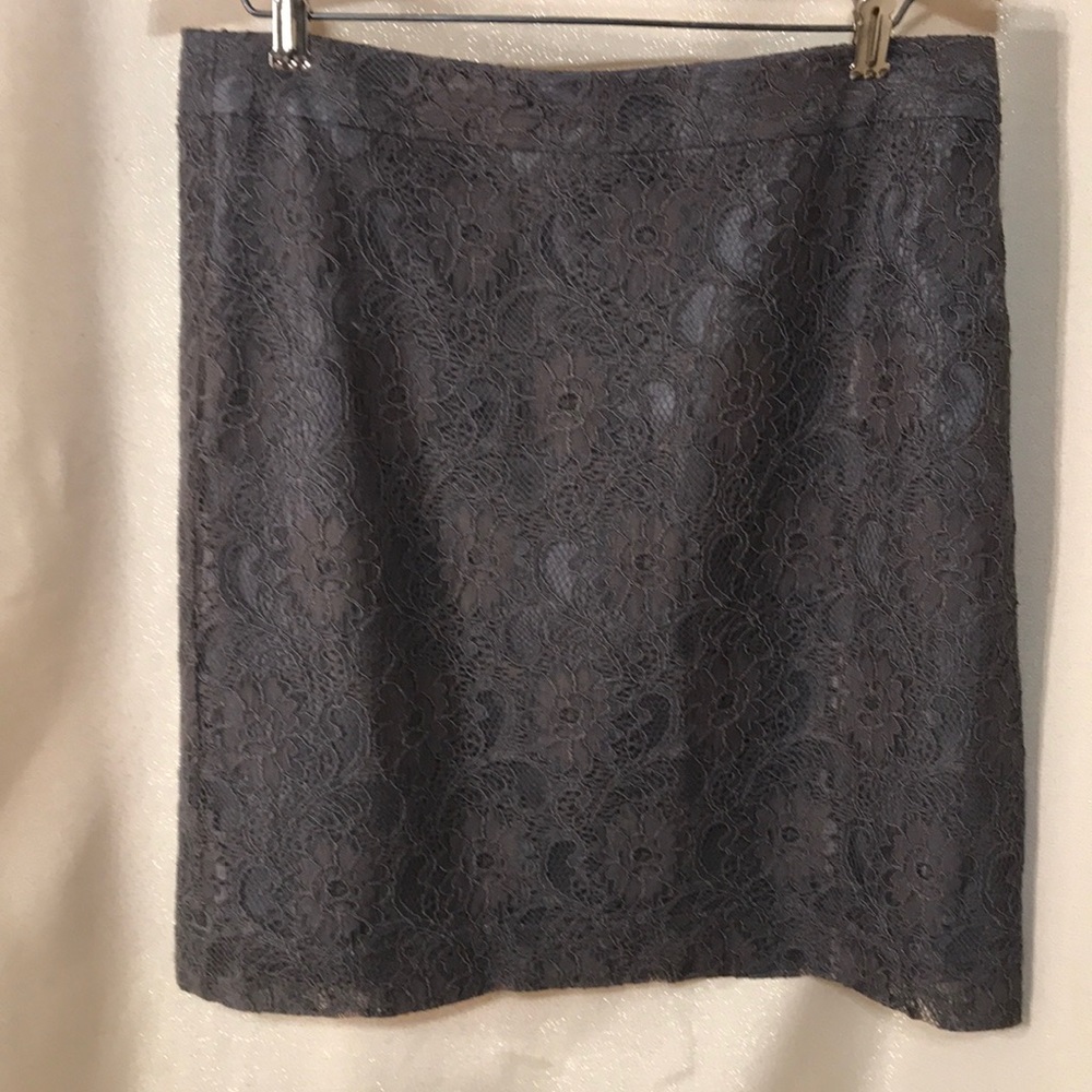 Size 4 embellish skirt l, great for the Holidays